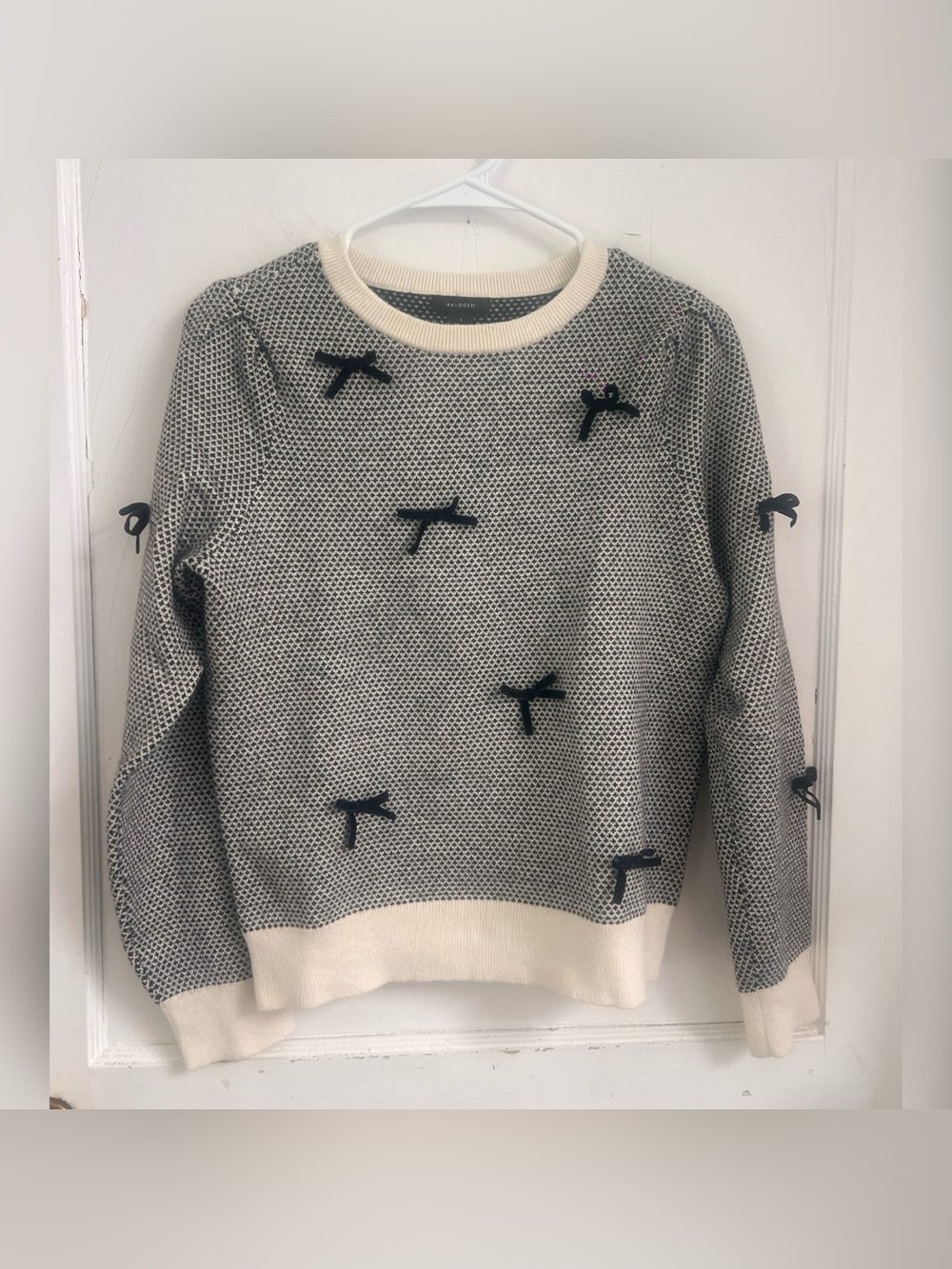 Halogen Feminine Romantic
Bow Sweater with Bow Accents
Size S